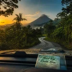Road trip Costa Rica : route de montagne vers le volcan Arenal, forêt tropicale et 4x4