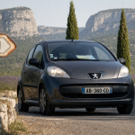 Road trip en France: itinéraires en Provence, voiture sur route