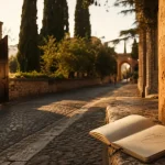 Rome hors des sentiers battus : rue calme de l’Aventin, portail et cyprès au golden hour