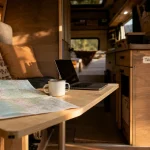 Table van aménagé rabattable, plateau sorti dans un van aménagé