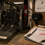 Van aménagé handicap : rampe et hayon élévateur PMR dans un atelier