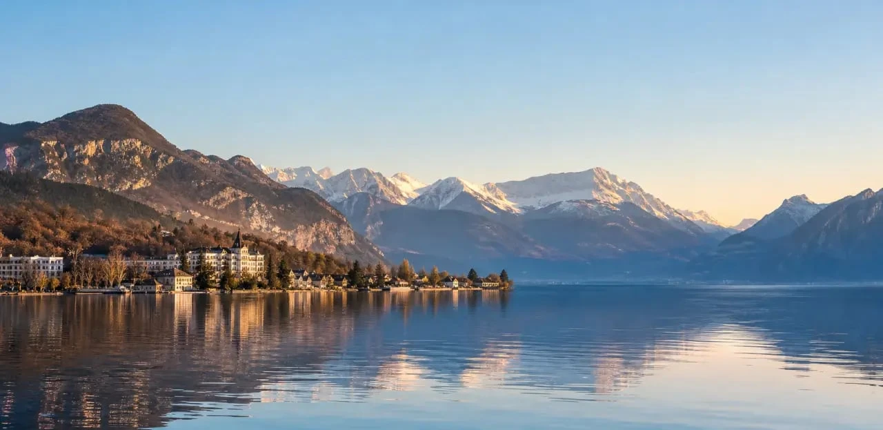 Visiter la Savoie : panorama du lac du Bourget et des Alpes savoyardes