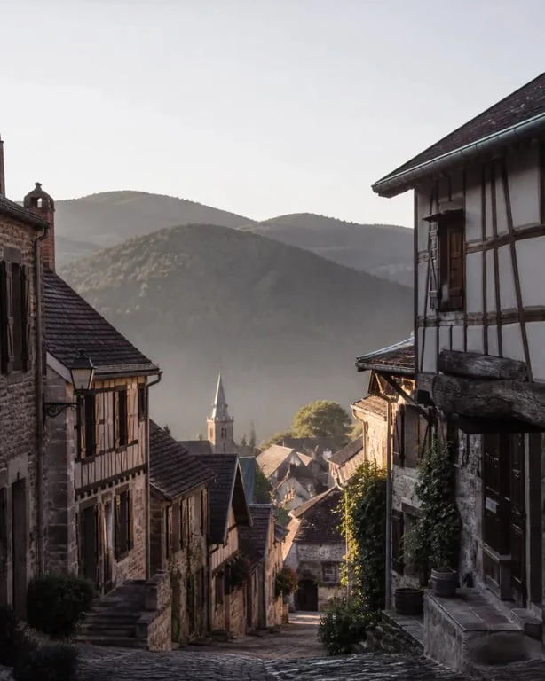 Les plus beaux villages Vosges : village de montagne authentique entouré de sapins et de collines