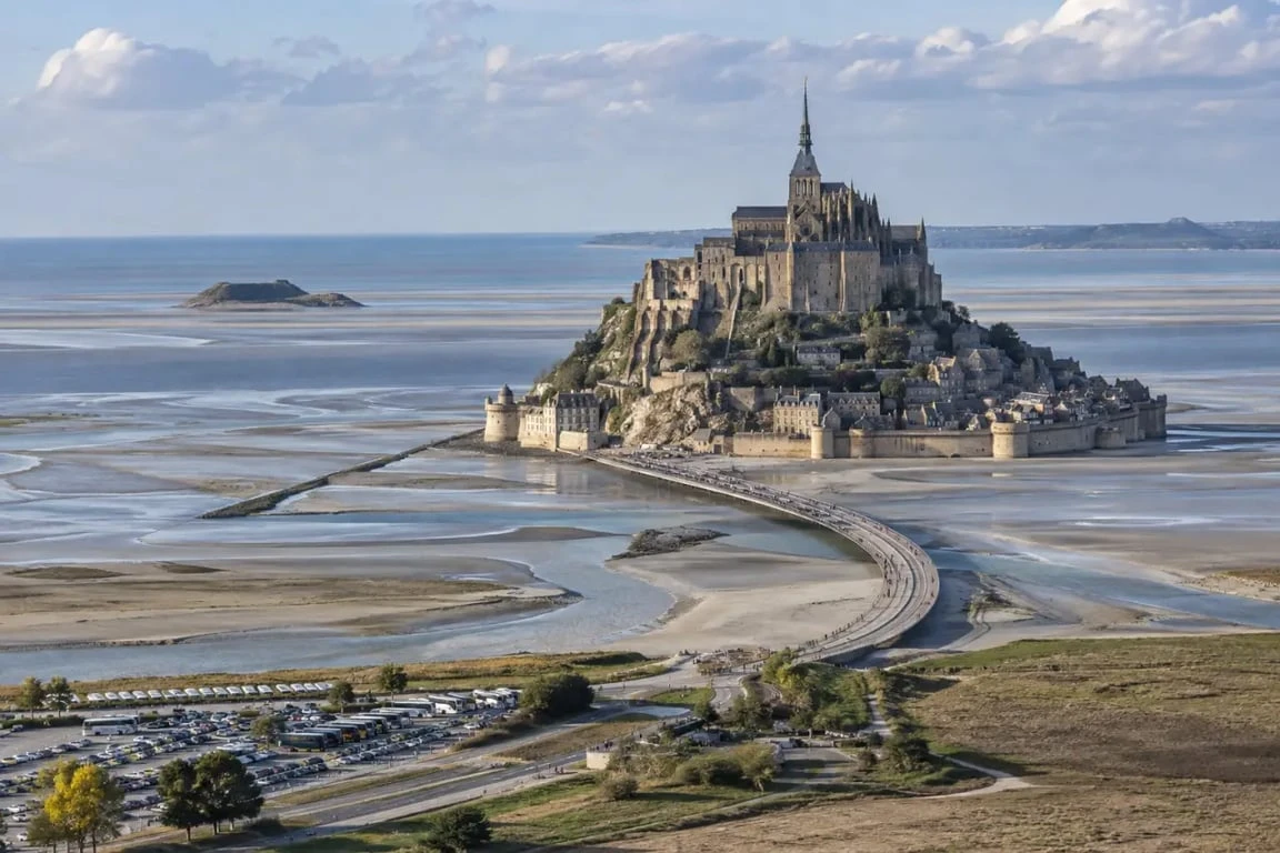 Itinéraire Mont Saint Michel avec vue sur le rocher, la baie et la digue d’accès