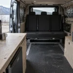 Aménager trafic Renault Trafic : aménagement kit démontable, plan de travail et zone couchage