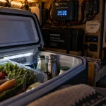 Frigo camping car à compression 12V dans van aménagé, autonomie et espace